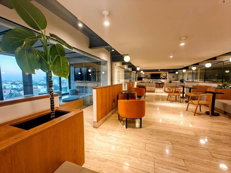 Luxury 20th-floor Loft