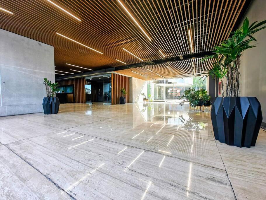 Luxury 20th-floor Loft *