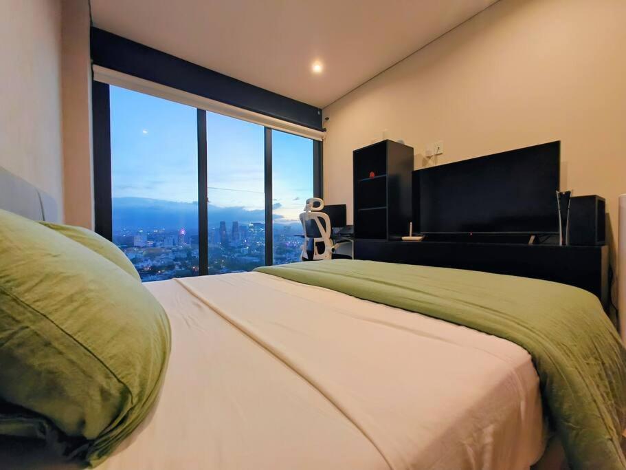 Luxury 20th-floor Loft *